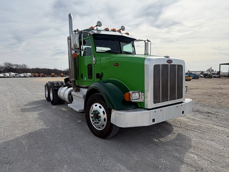 2021-peterbilt-367-image-3