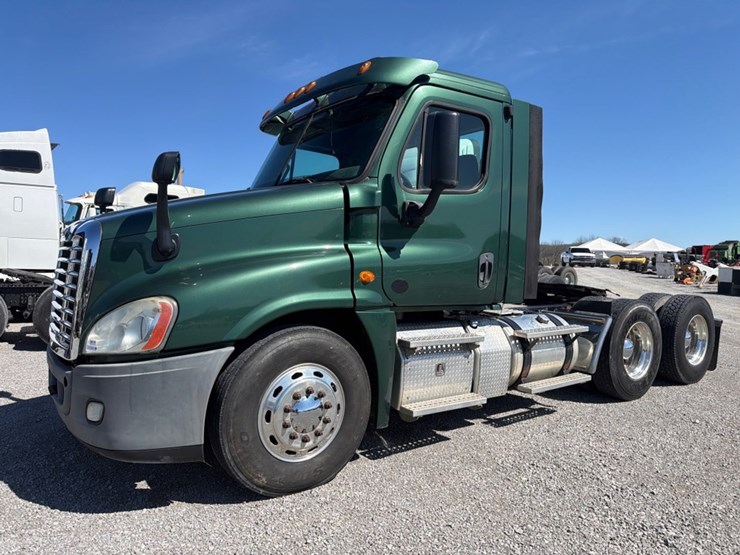 #31953-•-2013-freightliner-tandem-axle-truck-tractor-image-1