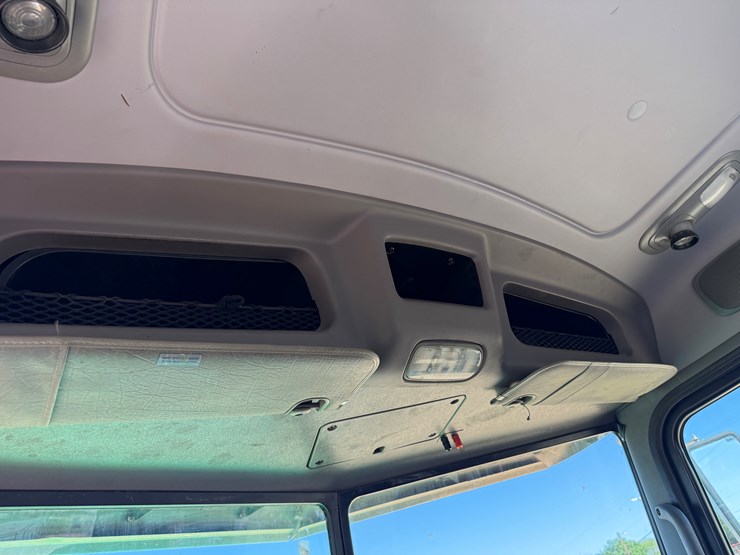 2020-peterbilt-367-image-12