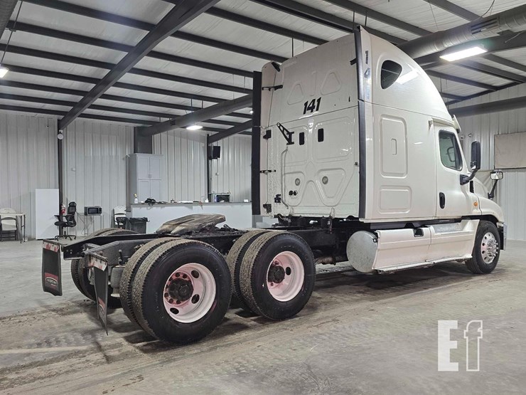 2013-freightliner-cascadia-125-image-3