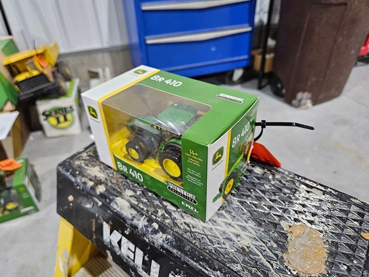 #1001-•-john-deere-8r-410-1/64-die-cast-toy-tractor-image-2