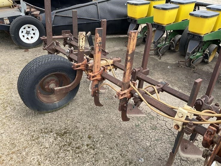 custom-3-pt-8-row-30"-cultivator-image-9