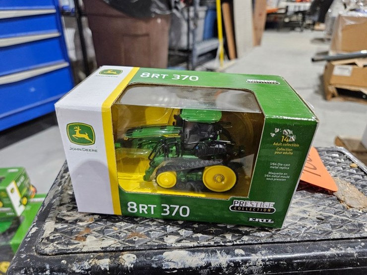 #1002-•-john-deere-8rt-370-1/64-die-cast-toy-tractor-image-1
