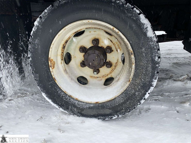 2010-isuzu-nqr-image-33