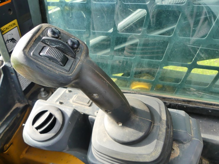 2022-deere-317g-image-14