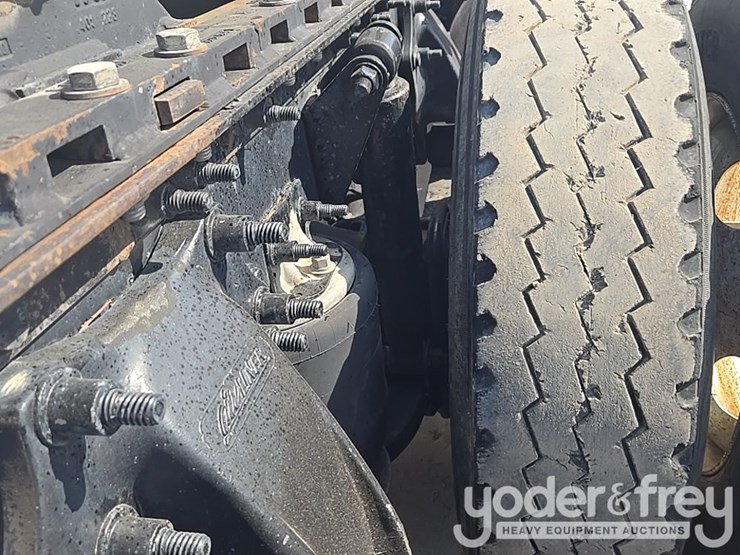 2014-freightliner-cascadia-113-image-32