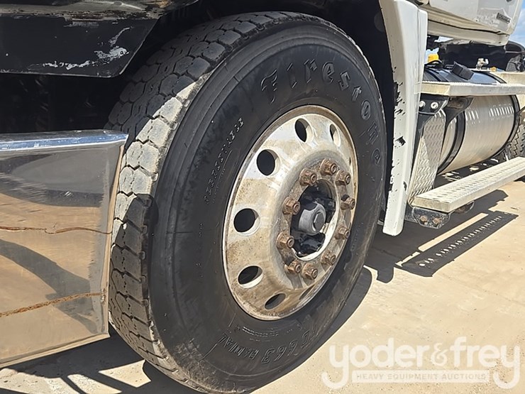 2011-freightliner-cascadia-125-image-9