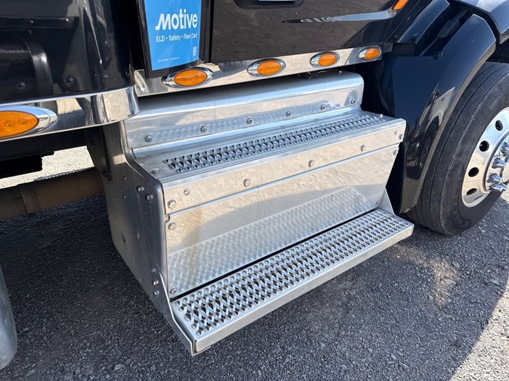 2018-peterbilt-579-image-14