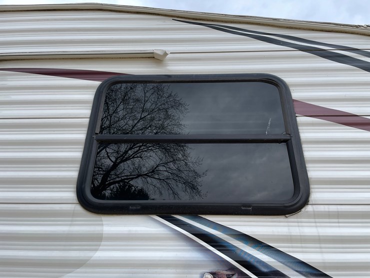 #201-•-2014-palomino-puma-253-fbs-27'-fifth-wheel-camper-(has-wi-title)-image-14