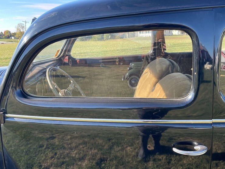 1938-ford-two-door-deluxe-sedan---original-car!-image-47