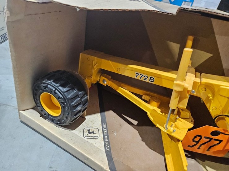 #977-•-john-deere-772b-1/16-die-cast-toy-grader-image-5