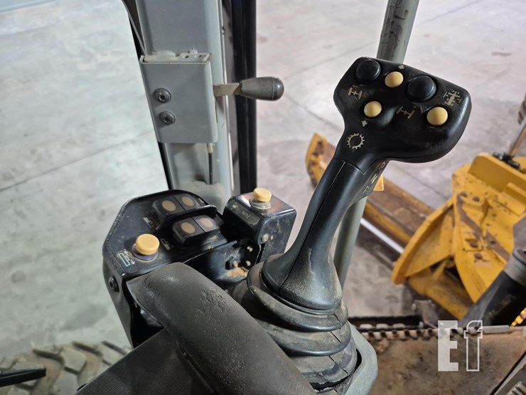 2009-caterpillar-120m-image-19