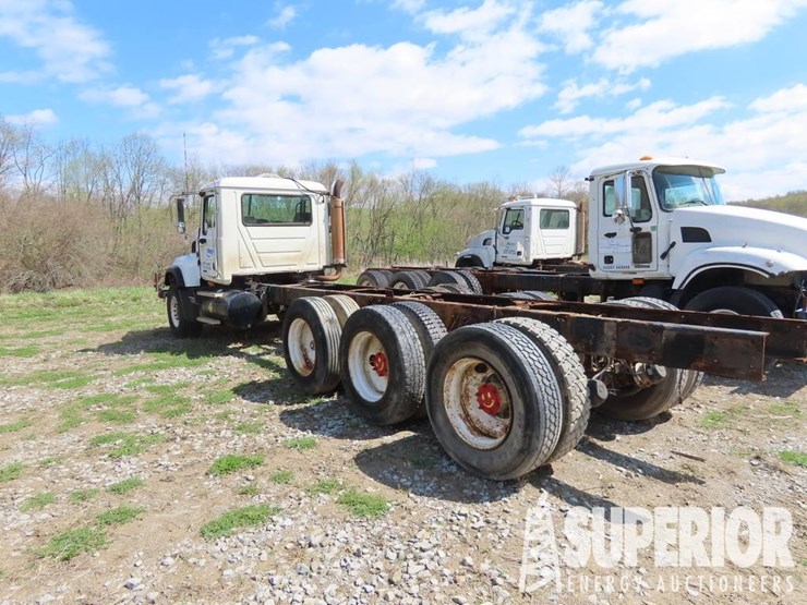 (x)-(6-6)-2003-mack-cv713-3-axle-cab-&-chassis,-vi...-image-4