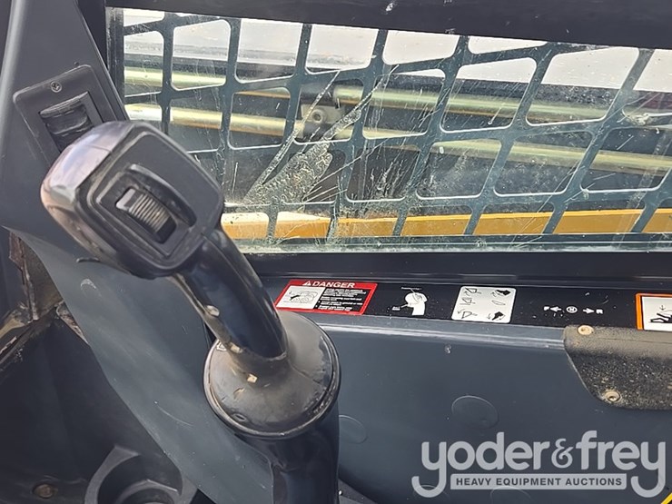 2011-deere-328d-image-43