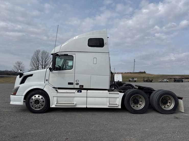 #31956-•-2012-volvo-vnl-tandem-axle-truck-tractor-image-7