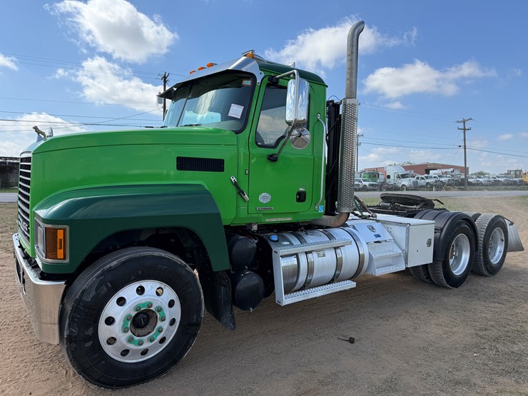 2019-mack-pinnacle-image-1