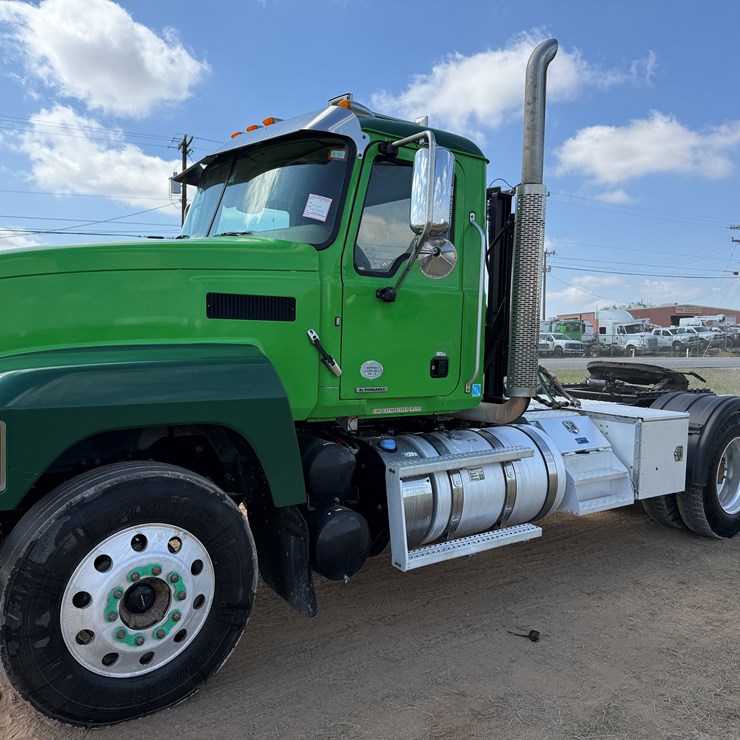 2019 MACK PINNACLE