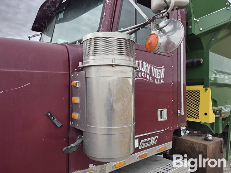 2000-freightliner-fld120-image-16