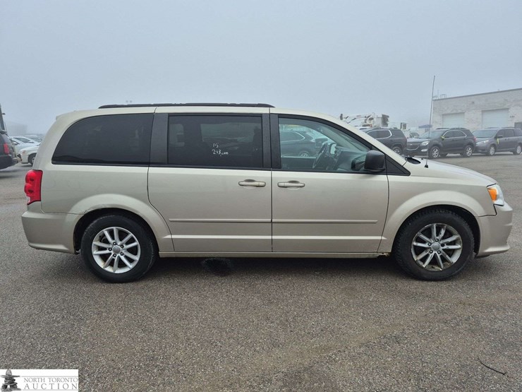 2015-dodge-grand-caravan-sxt-image-4