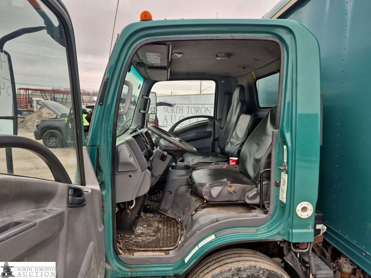 2014-isuzu-nqr-image-11