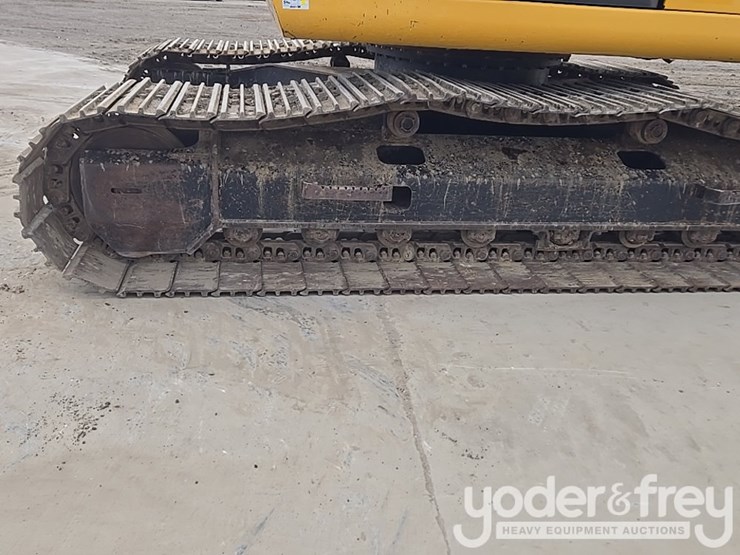 2017-deere-210g-lc-image-11