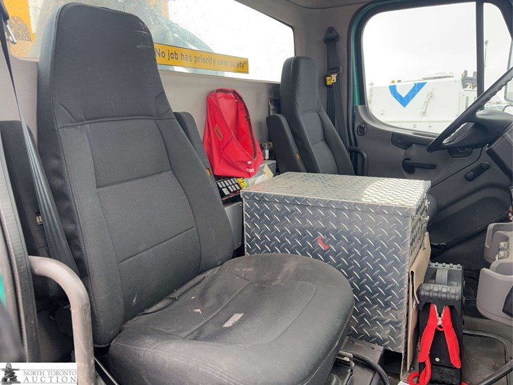 2012-freightliner-m2-106-image-37