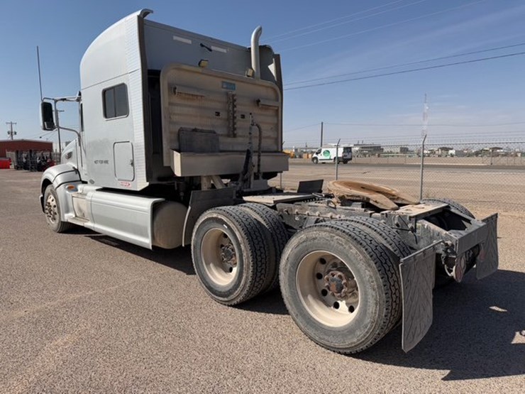 2011-peterbilt-386-image-7