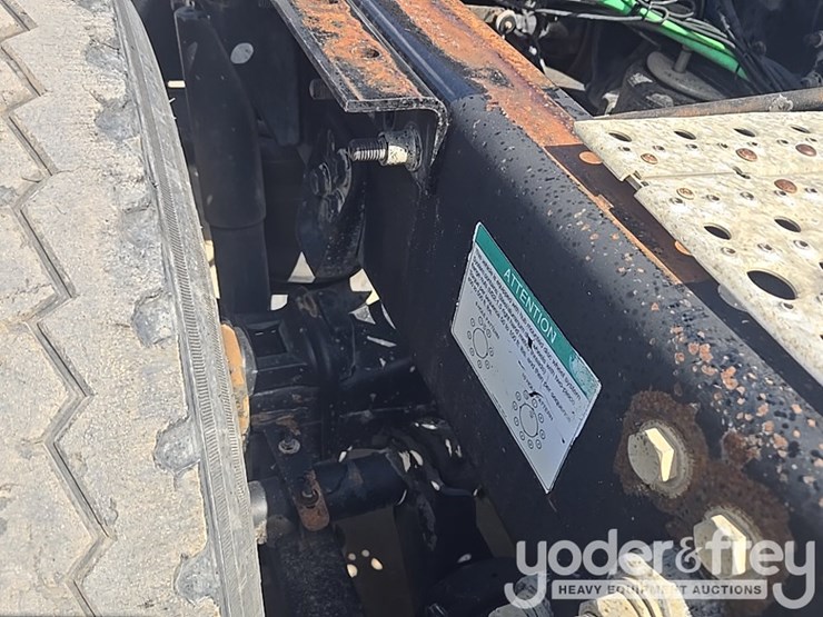 2011-freightliner-cascadia-125-image-33