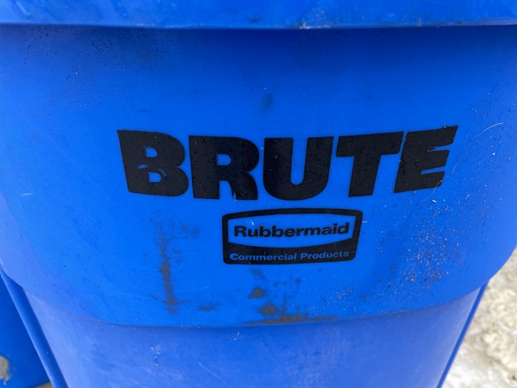 #3946-•-(2)-rubbermaid-brute-55-gallon-trash-barrels-image-4