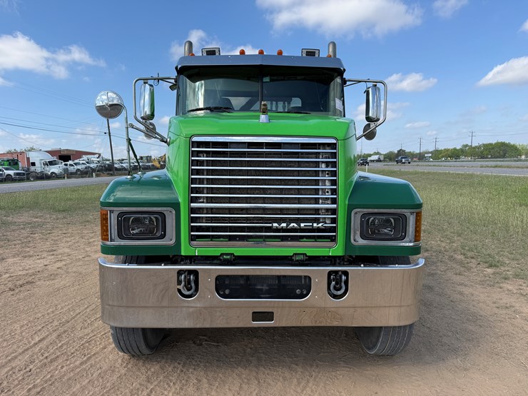 2019-mack-pinnacle-image-2