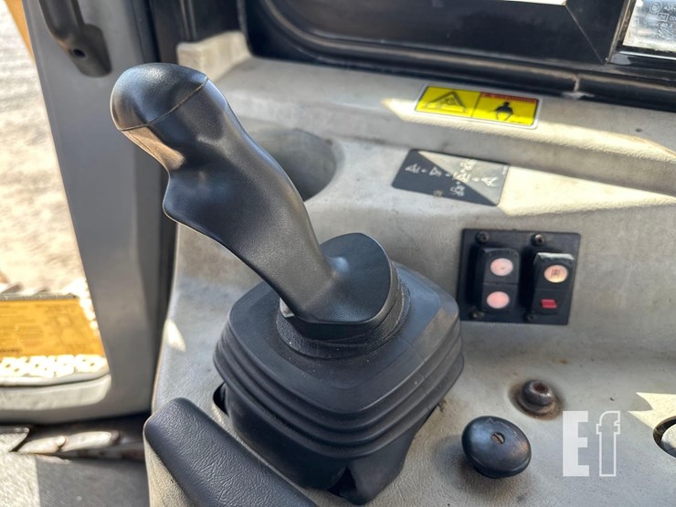 2011-caterpillar-d6t-image-24