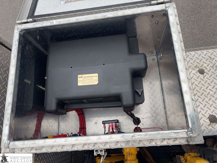 2012-freightliner-m2-106-image-21