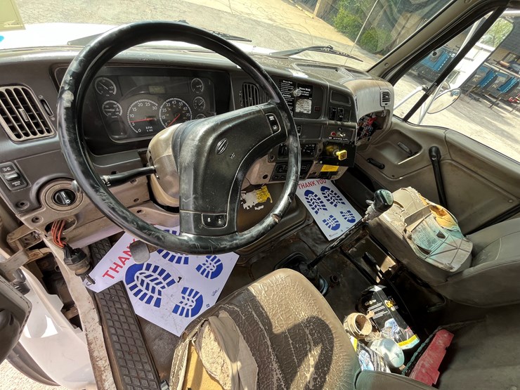 2005-sterling-lt9500-image-19