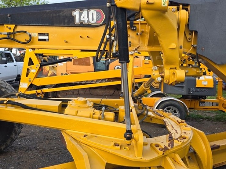 2020-caterpillar-140-image-12