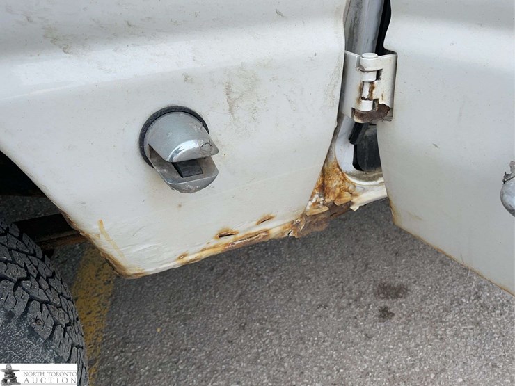 2012-ford-cargo-image-27