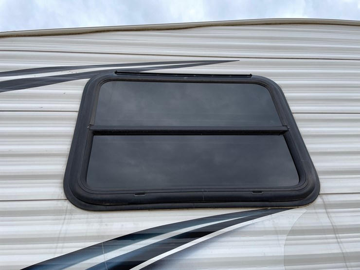 #201-•-2014-palomino-puma-253-fbs-27'-fifth-wheel-camper-(has-wi-title)-image-39