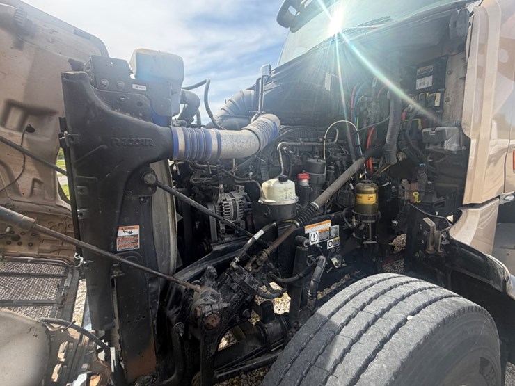 2019-peterbilt-567-image-48
