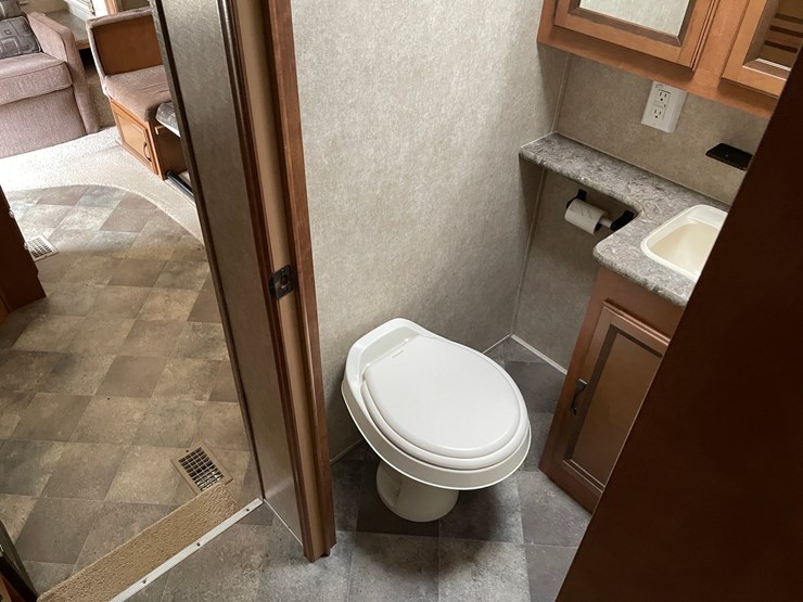 #201-•-2014-palomino-puma-253-fbs-27'-fifth-wheel-camper-(has-wi-title)-image-61