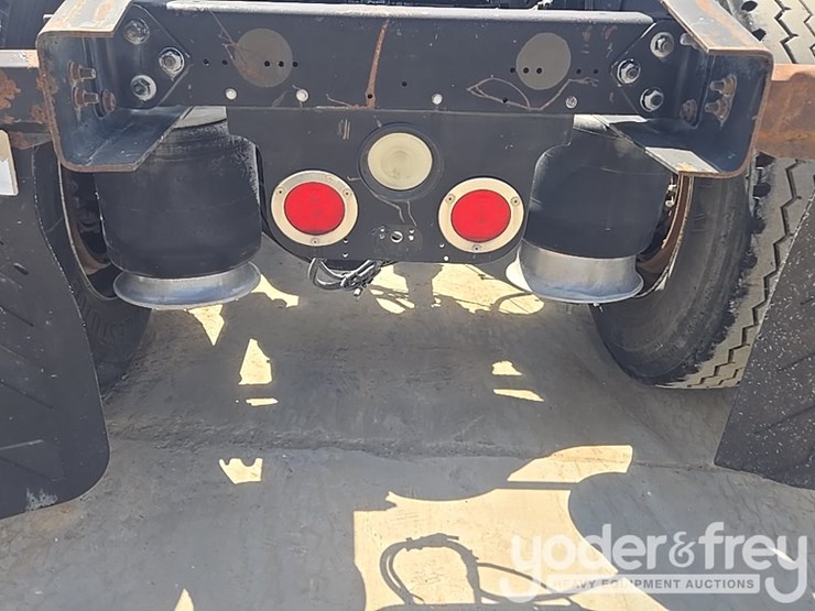 2011-freightliner-cascadia-125-image-35