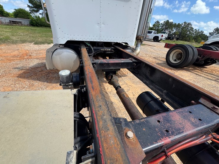 2003-peterbilt-330-image-8