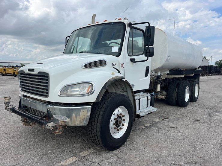2020-freightliner-m2-106-image-1