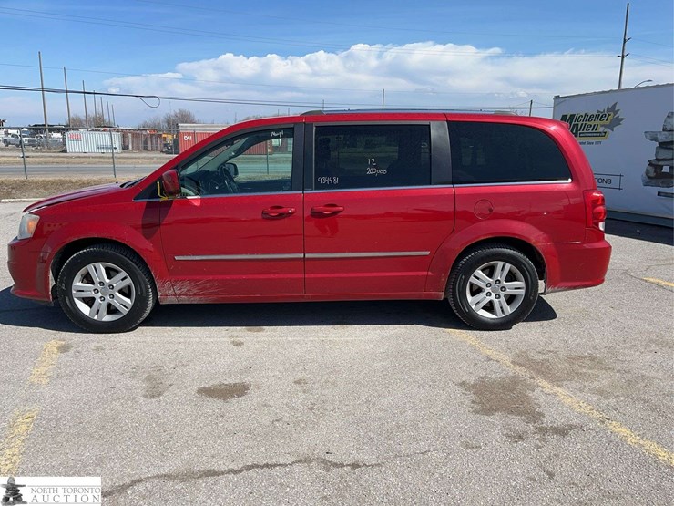 2012-dodge-grand-caravan-crew-image-8