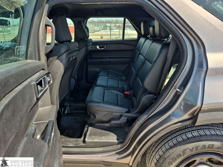 2020-ford-explorer-image-15