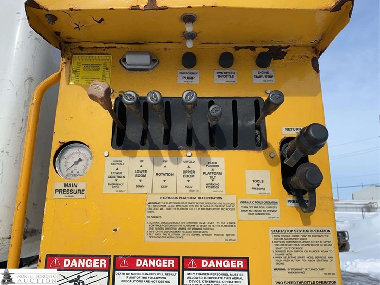 2010-freightliner-m2-106-image-36