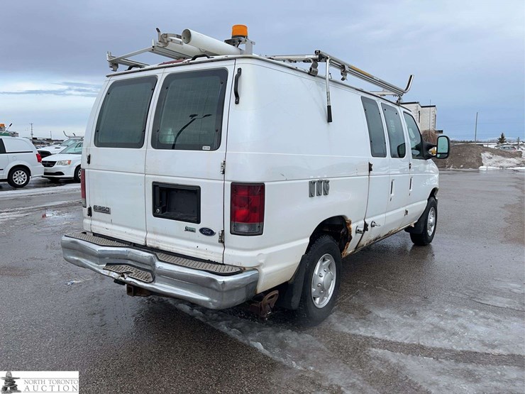 2010-ford-cargo-image-5