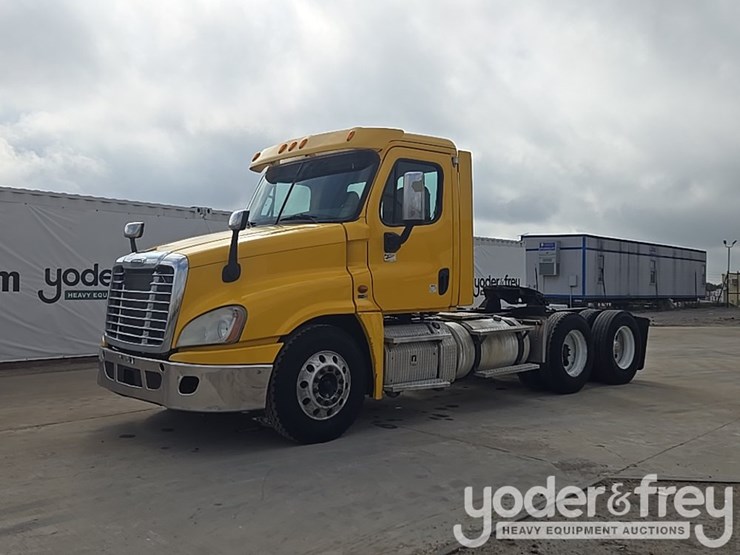 2012-freightliner-cascadia-125-image-1