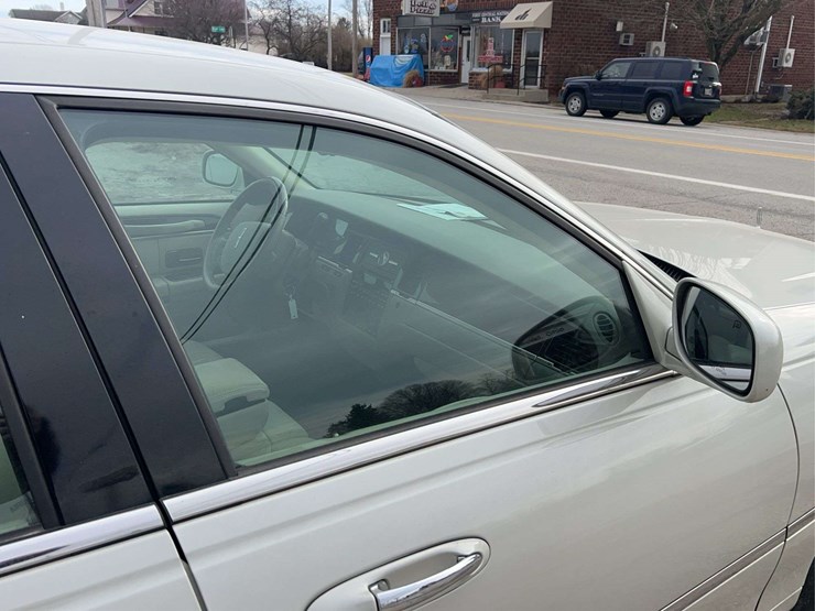 2005-lincoln-town-car-image-40