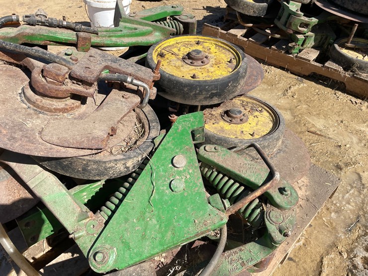 #3956-•-(12)-john-deere-single-disc-culters-image-8