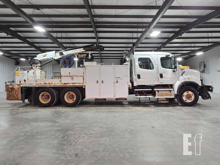 2012-freightliner-m2-106-image-6