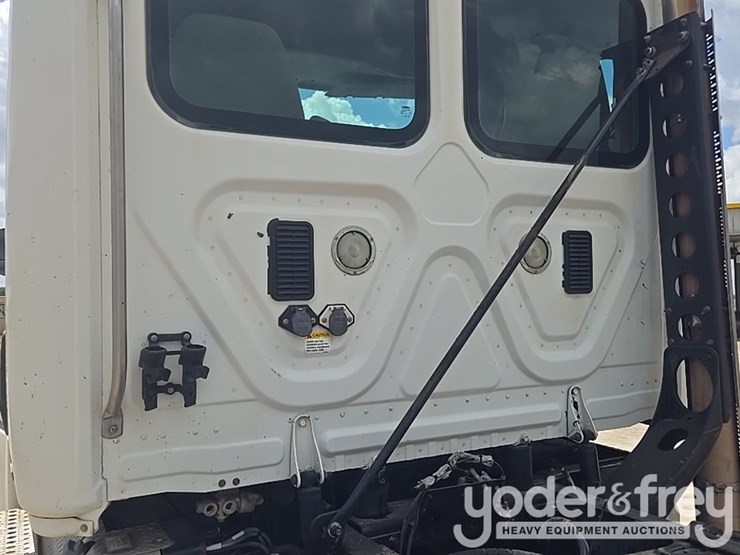 2011-freightliner-cascadia-125-image-35